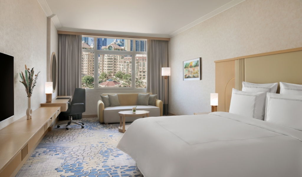Deluxe Room King at Swissotel Al Murooj 